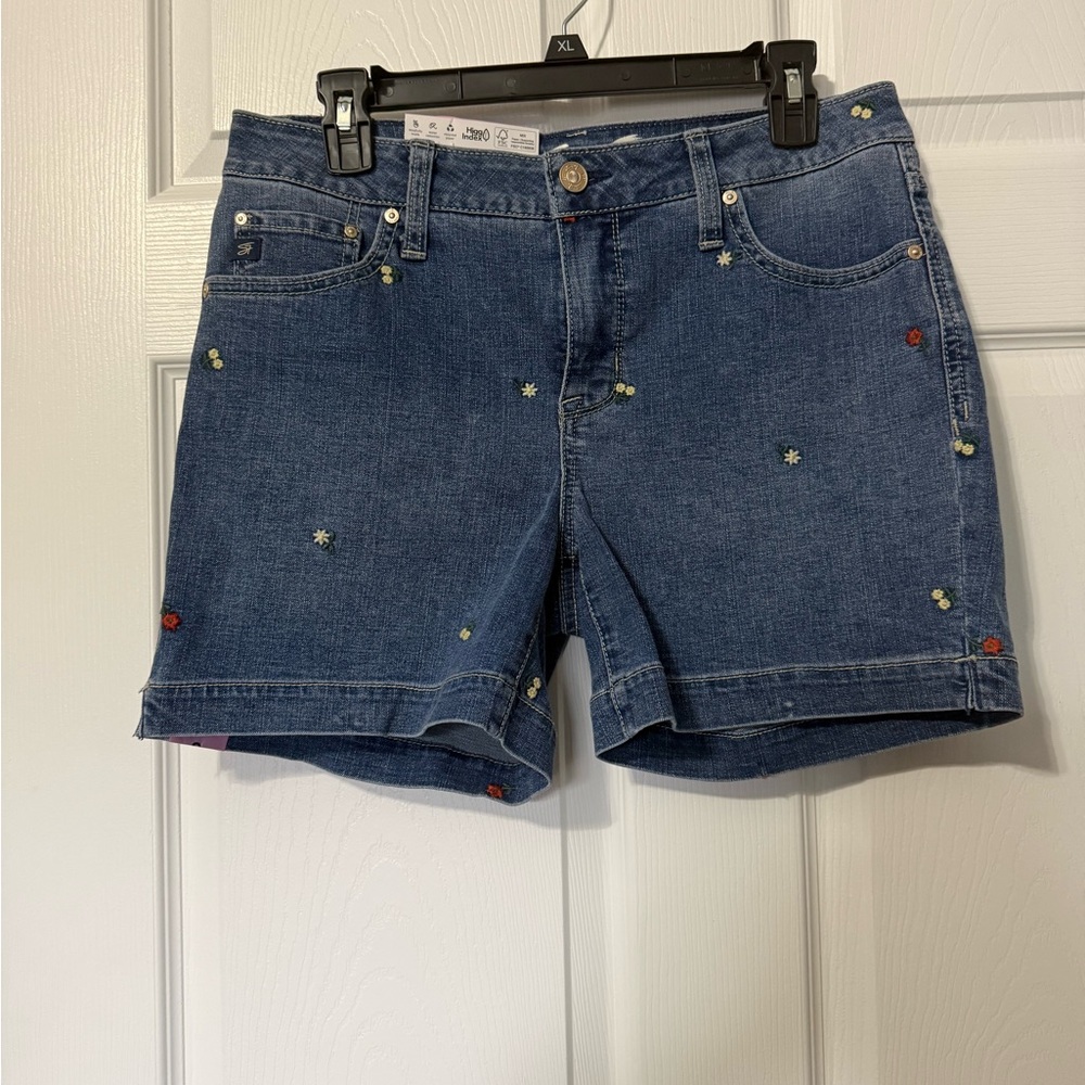 Seven7 NWT Weekend Jean Shorts with Embroidered Floral Design- 6- Retail:$59 - Picture 2 of 6